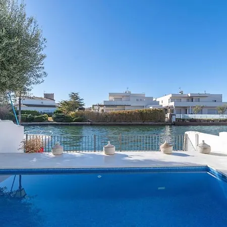 2027 Casa De Pescador Con 3 Habitaciones, Piscina Y Amarre By Homeselectspain Empuriabrava