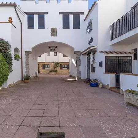 2027 Casa De Pescador Con 3 Habitaciones, Piscina Y Amarre By Homeselectspain エンプリアブラバ