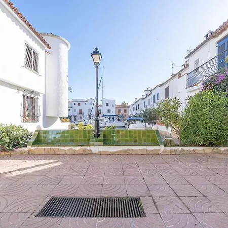 Holiday home 2027 Casa De Pescador Con 3 Habitaciones, Piscina Y Amarre By Homeselectspain *